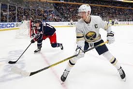 霸凌 樊振东德国杯夺冠被弗朗西斯卡撒彩带 一边摘彩带一边哭笑不得